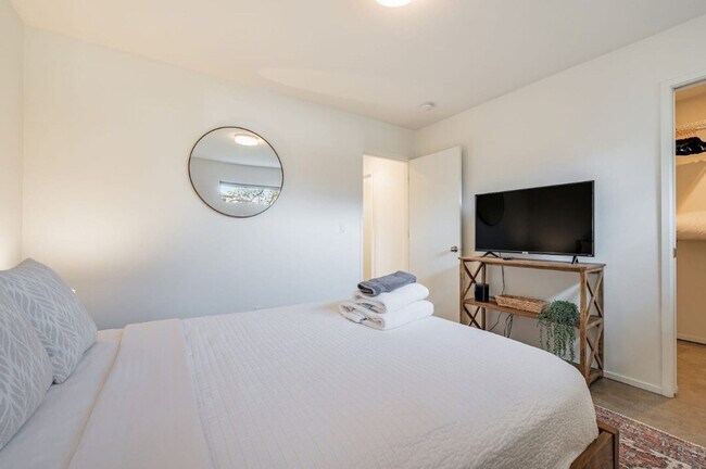 Building Photo - 2323 W Crockett St