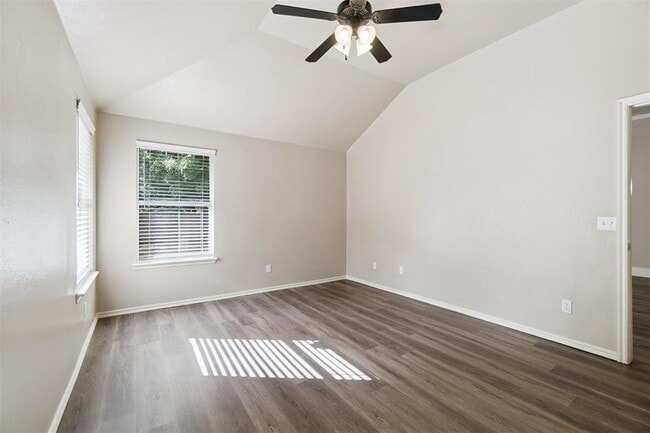 Building Photo - 16413 Village Green Dr