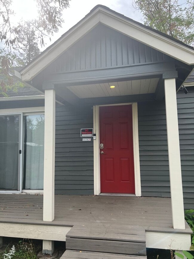 Building Photo - "PENDING APPLICATION" Charming 1 Bed/ 1 Bath Home with Large Yard