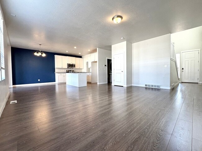 Building Photo - West Jordan 3-Bedroom Home - Clean, Cozy & Convenient