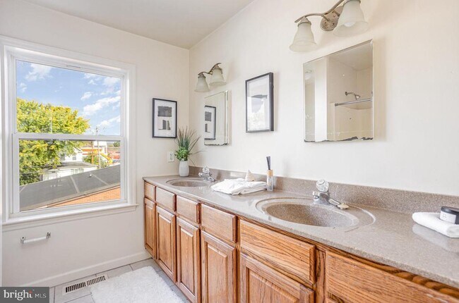 Building Photo - 5237 Crowson Ave
