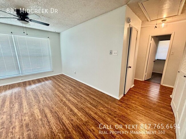 Building Photo - 811 Midcreek Dr