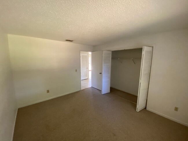 Building Photo - "Charming 2 Bed, 1 Bath Seffner Rental"