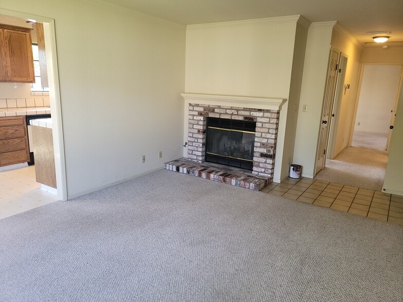 Living - 1058 Padre Dr