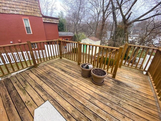 Building Photo - This classic 3 bedroom 2 bath Webster home features a front porch, large deck off the kitchen for...