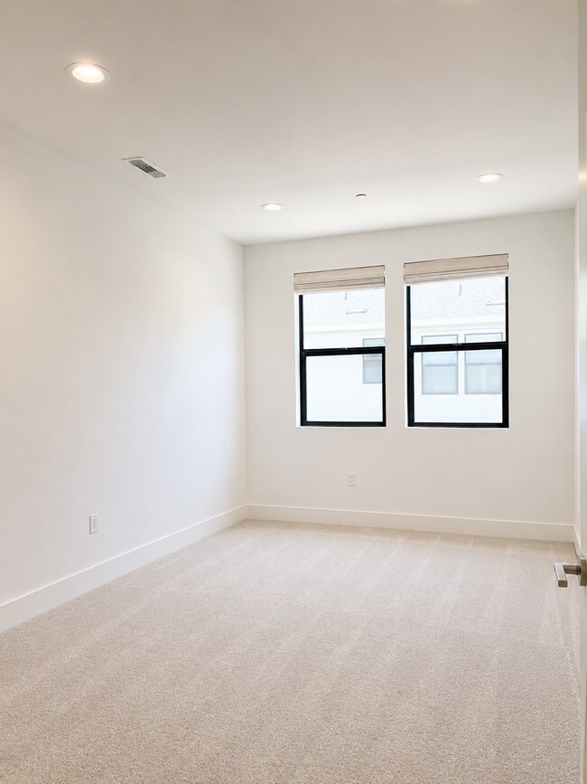 Building Photo - 114 8th St