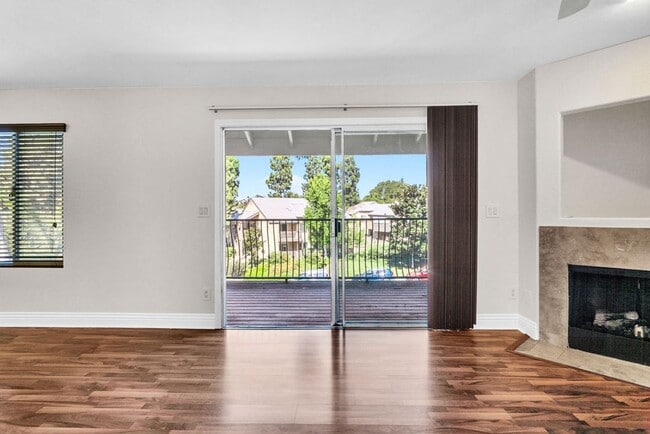 Building Photo - Great Two Bedroom Corner Unit in Villa Tos...