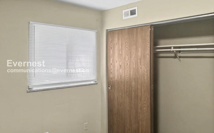 Building Photo - 1006 E 15th Ave