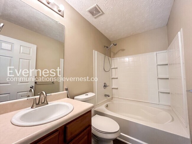 Building Photo - 3 Bed/2.5 Bath Town Home with Off-Street Parking / Available Now!