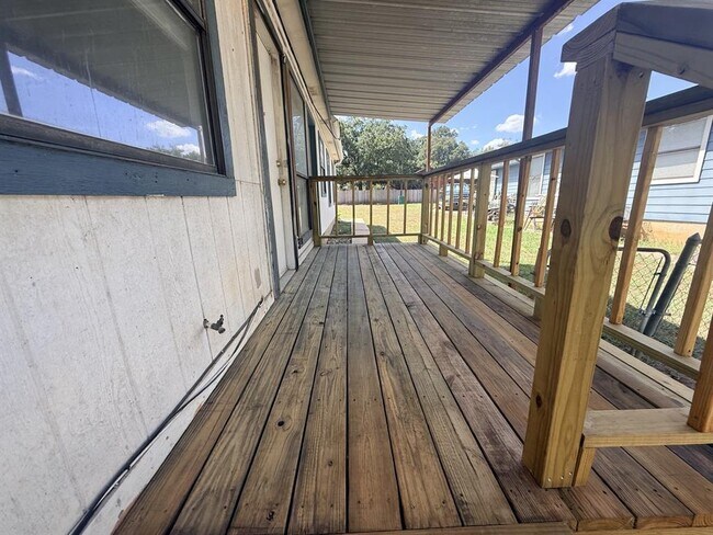 Building Photo - 817 Lloyd Ln