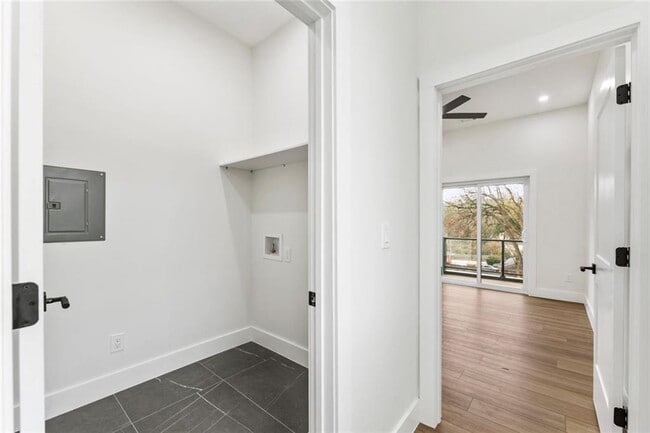 Building Photo - 582 Hope St SW