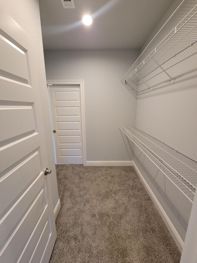 Building Photo - 1628 Ponderosa Dr