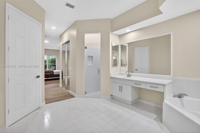 Building Photo - 940 Harbor View N