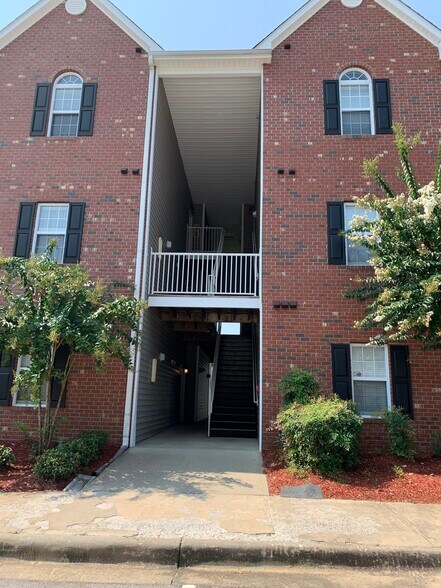 Building Photo - 616 Marshtree Ln