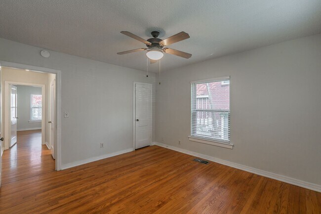 Building Photo - UPDATED 2 bedroom, 1 bathroom with 1 garage space