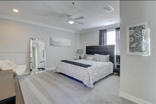 Building Photo - 601 NE 11th Ave