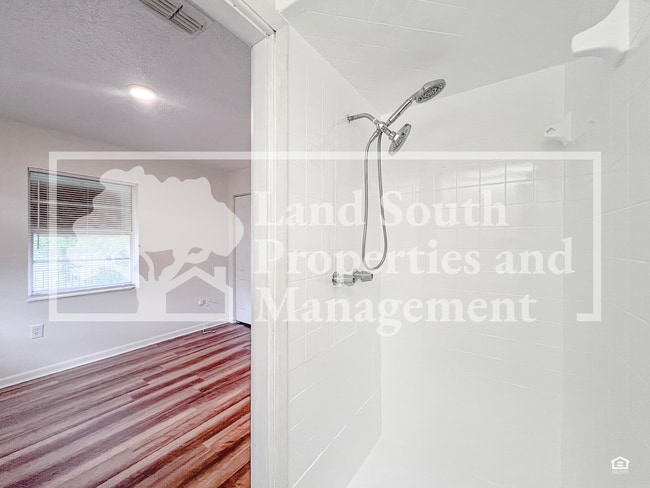 Building Photo - Newly Renovated 3-Bedroom Duplex with Mode...