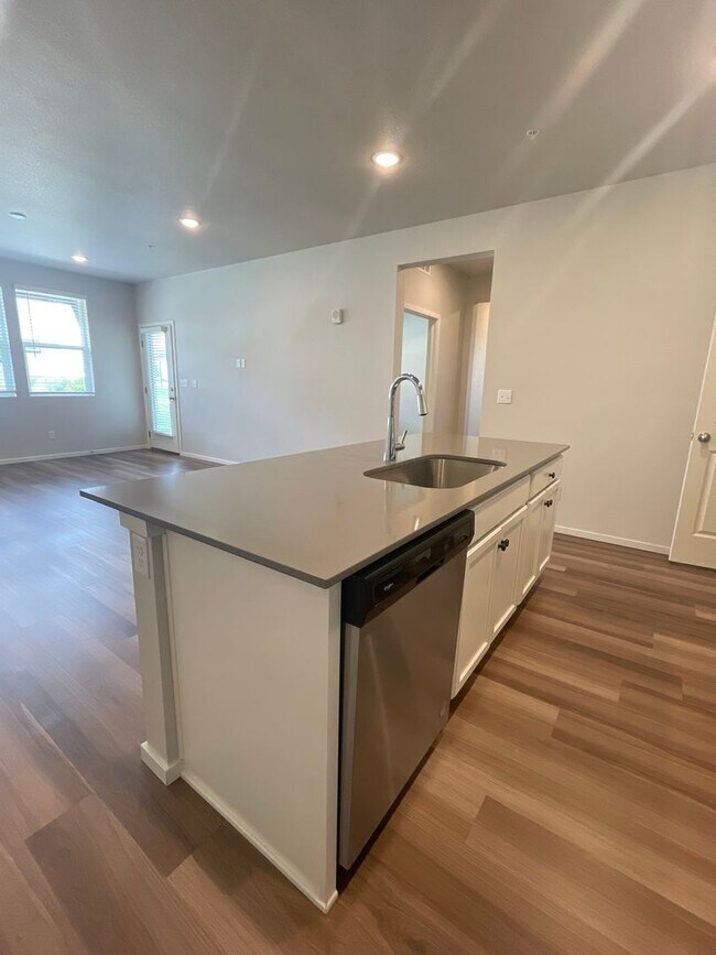 Building Photo - Luxury Condo - Water, Sewer, Basic Internet Included!