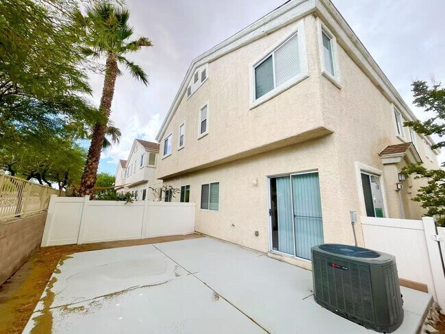 Building Photo - Inside the gated community townhouse