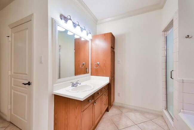 Building Photo - 845 Rosine St