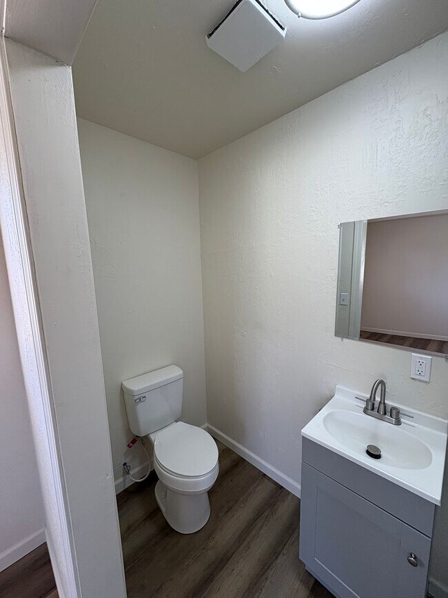 Building Photo - Updated Interior home in Dinuba near Shopp...