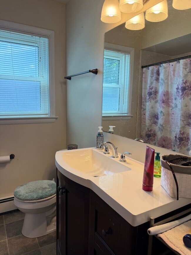 Building Photo - Well Maintained 2 Bedroom Ranch-style home - Full Size Basement!