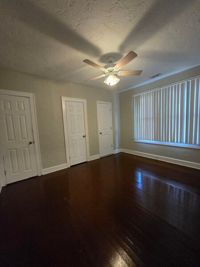 Building Photo - AVAILABLE NOW - Charming 3 Bed / 2 Bath Ho...