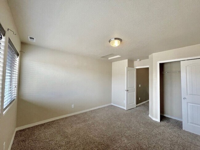 Building Photo - 2 Story Home with 3 Bed, 2.5 Bath, 2 Car G...