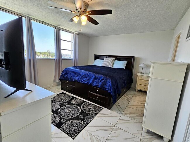 Building Photo - 7425 Bay Island Dr S
