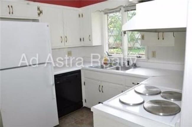 Building Photo - Beautiful North Johnson County Home-Available NOW!!