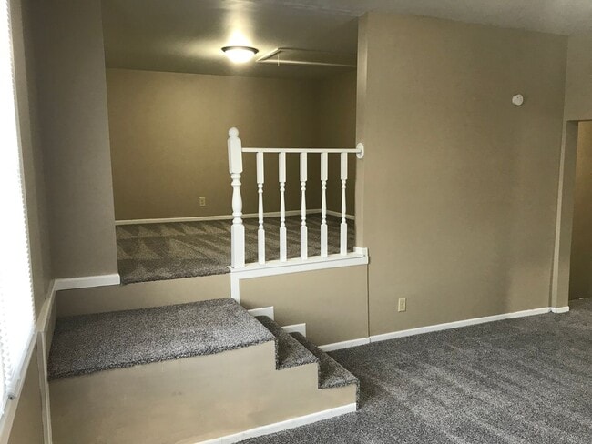 Building Photo - 812 E 7th St