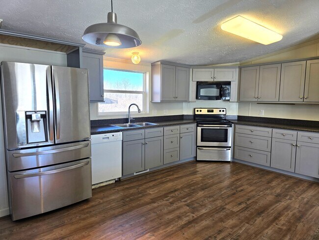 Building Photo - 165 Cattle Ln