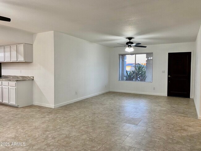 Building Photo - 2121 W Sequoia Dr