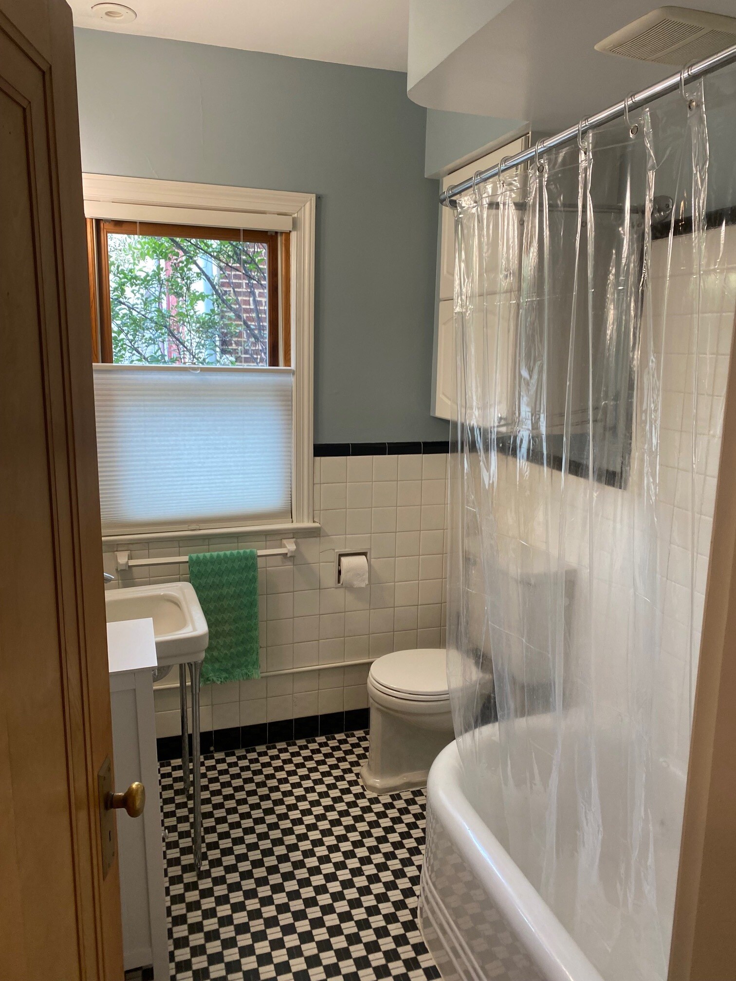 Building Photo - 909 E St SE