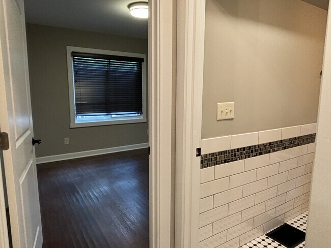Building Photo - 1024 Kessler