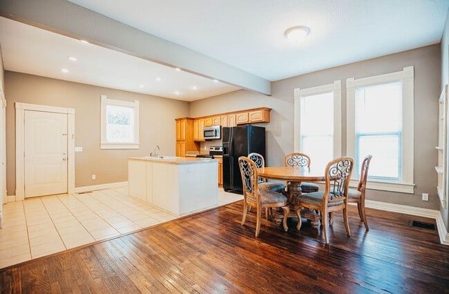 Building Photo - Stunning 5 bed 2 bath House ** Beautiful Upscale Living!!