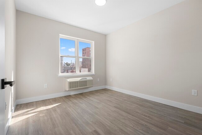 Building Photo - 212 70th St