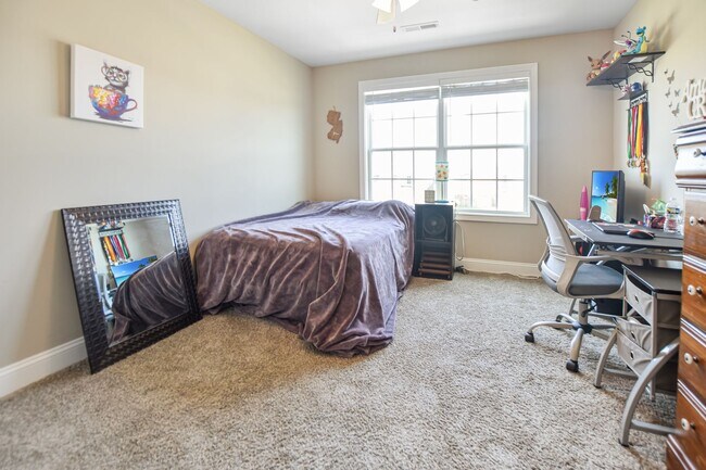 Building Photo - Pet Friendly Five Bedroom!