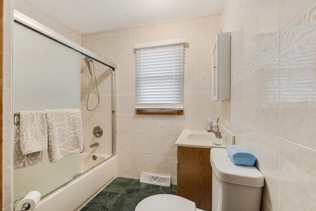 Building Photo - 119 Circle Dr