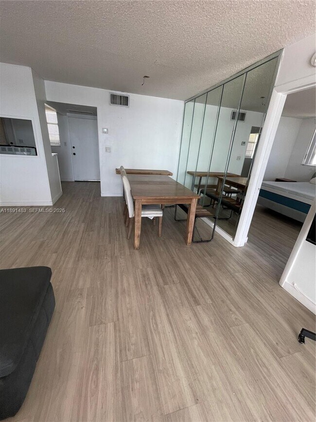 Building Photo - 2910 Point E Dr