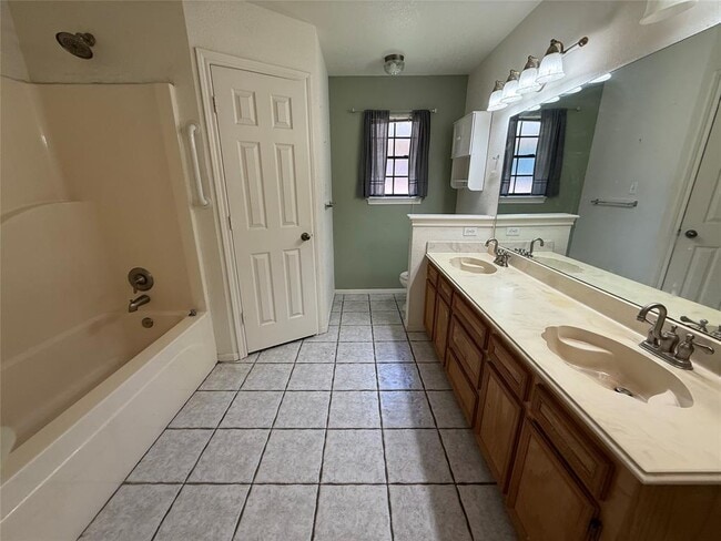 Building Photo - 825 Manor Dr