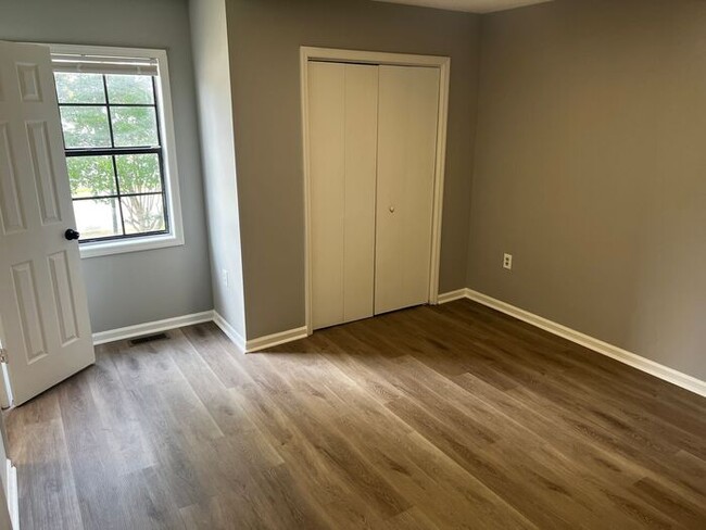 Building Photo - *NEWLY RENOVATED* 3 Bedroom Townhouse in D...
