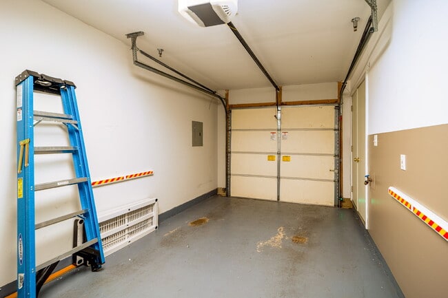 Building Photo - Comfortable Condo Living in Convenient Alexandria Location