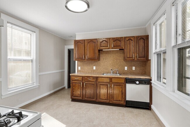 Building Photo - 93 Upham St