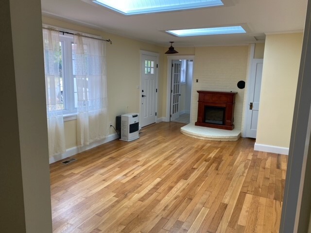 Living Rm - 414 Centre St