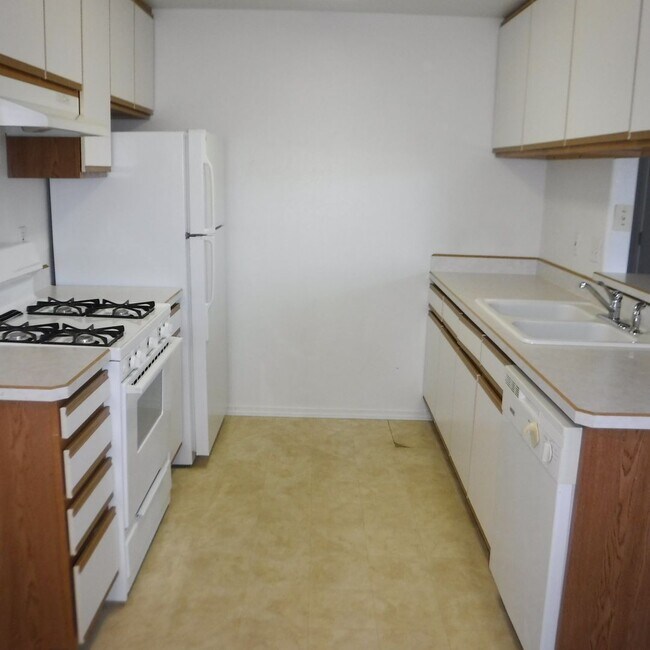 Building Photo - Two Bedroom, Two Bath with Single Car Gara...