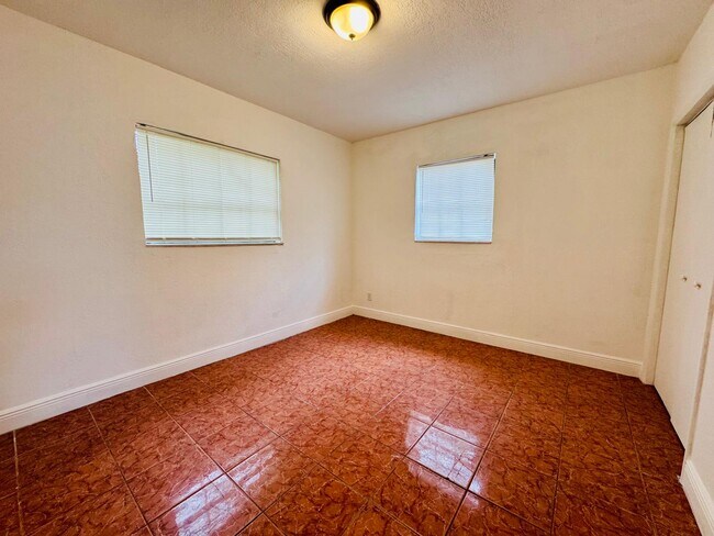 Building Photo - 1060 NW 116th St