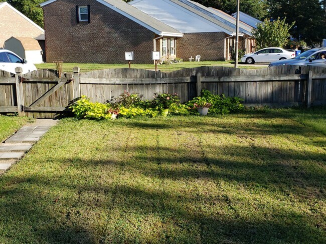 Front Yard and Street - 536 Lanier Crescent