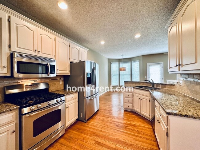 Building Photo - Fantastic South Overland Park Home in Blue...