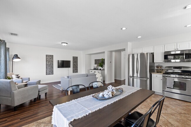 Open concept living space - 903 Valerie Ln
